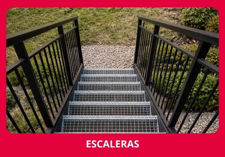 Escaleras exteriores con rejillas de acero galvanizado